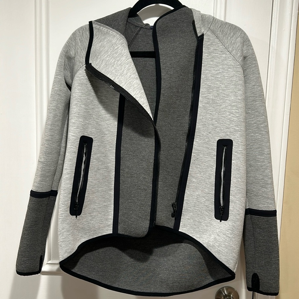 Elige Tahari sport